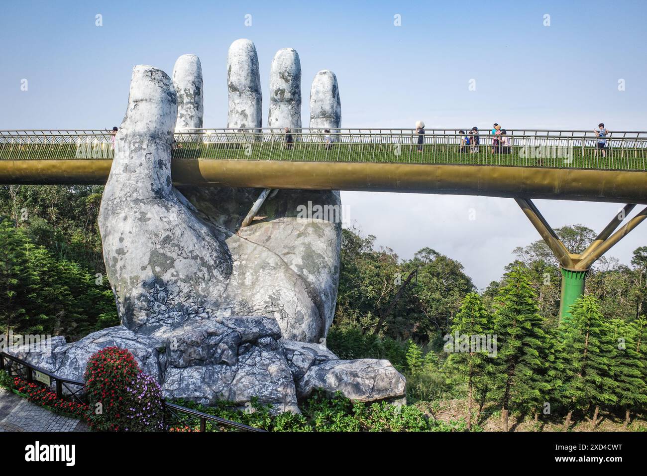 BA Na Hills, Vietnam - 7. Februar 2024: Die Golden Bridge, eine Touristenattraktion im Sunworld Resort in den Truong Son Mountains, da Nang Stockfoto