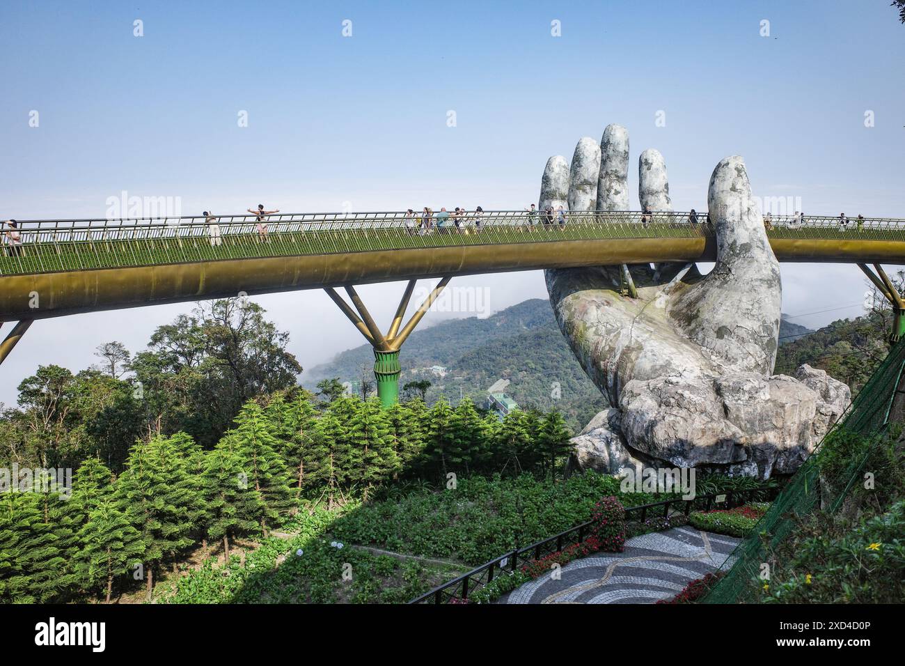 BA Na Hills, Vietnam - 7. Februar 2024: Die Golden Bridge, eine Touristenattraktion im Sunworld Resort in den Truong Son Mountains, da Nang Stockfoto