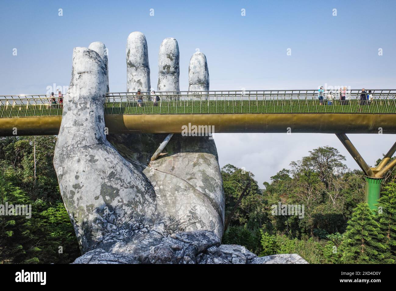 BA Na Hills, Vietnam - 7. Februar 2024: Die Golden Bridge, eine Touristenattraktion im Sunworld Resort in den Truong Son Mountains, da Nang Stockfoto
