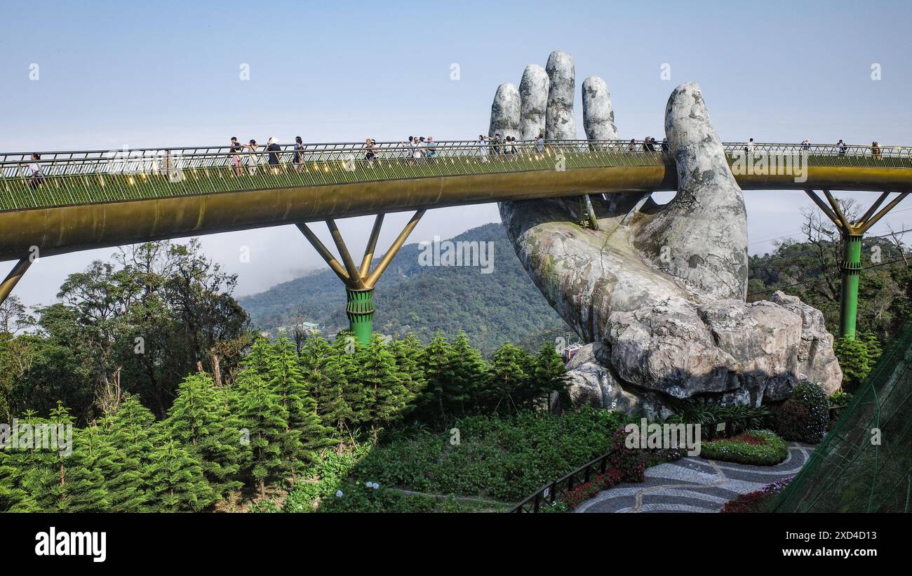 BA Na Hills, Vietnam - 7. Februar 2024: Die Golden Bridge, eine Touristenattraktion im Sunworld Resort in den Truong Son Mountains, da Nang Stockfoto