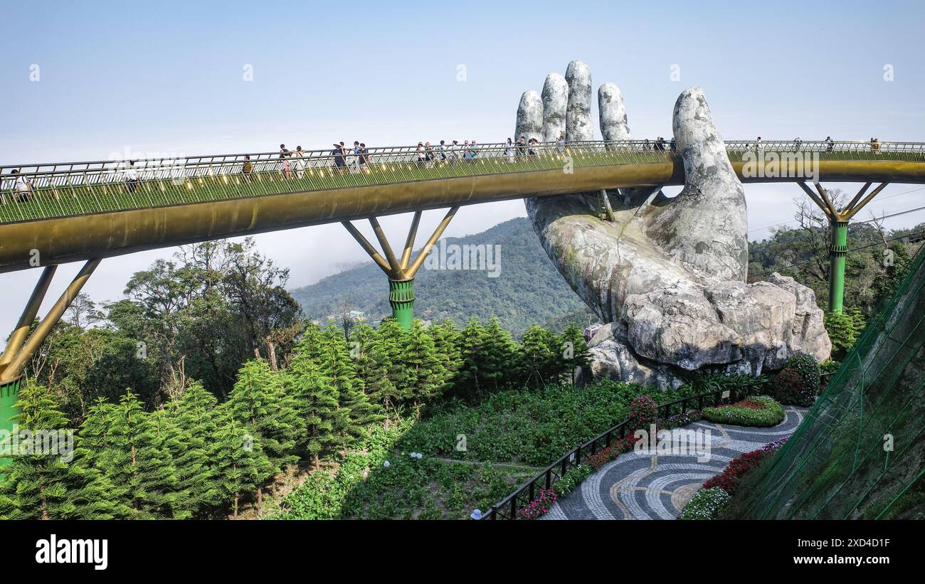BA Na Hills, Vietnam - 7. Februar 2024: Die Golden Bridge, eine Touristenattraktion im Sunworld Resort in den Truong Son Mountains, da Nang Stockfoto