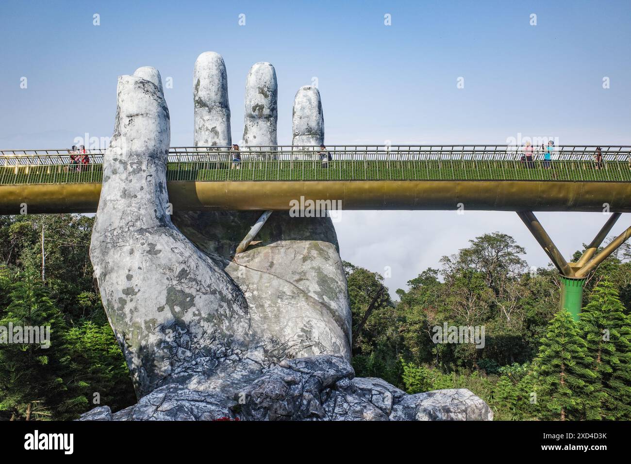 BA Na Hills, Vietnam - 7. Februar 2024: Die Golden Bridge, eine Touristenattraktion im Sunworld Resort in den Truong Son Mountains, da Nang Stockfoto