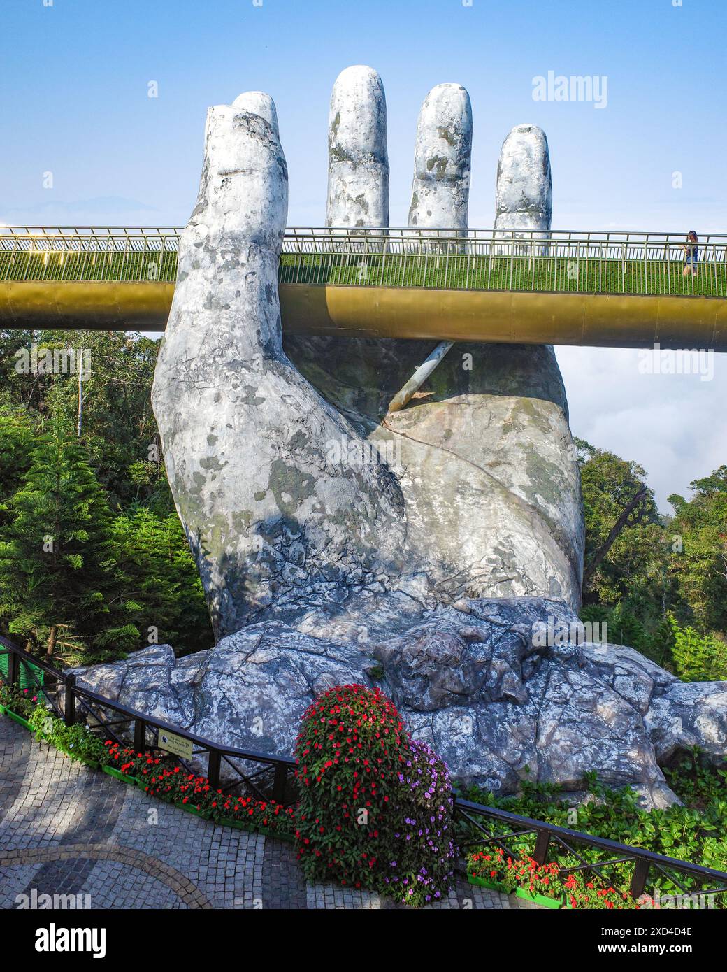 BA Na Hills, Vietnam - 7. Februar 2024: Die Golden Bridge, eine Touristenattraktion im Sunworld Resort in den Truong Son Mountains, da Nang Stockfoto