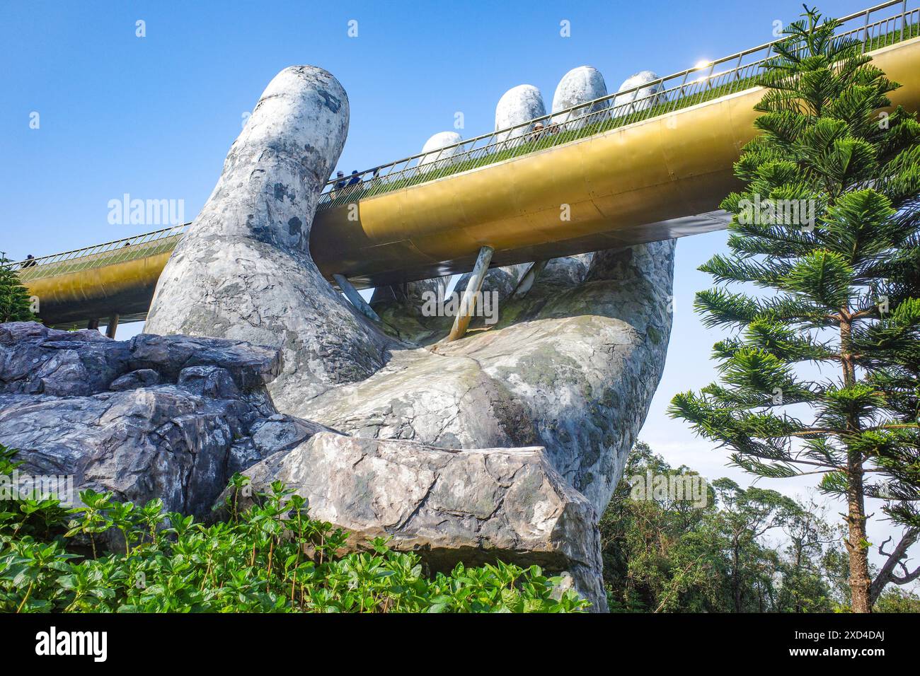 BA Na Hills, Vietnam - 7. Februar 2024: Die Golden Bridge, eine Touristenattraktion im Sunworld Resort in den Truong Son Mountains, da Nang Stockfoto