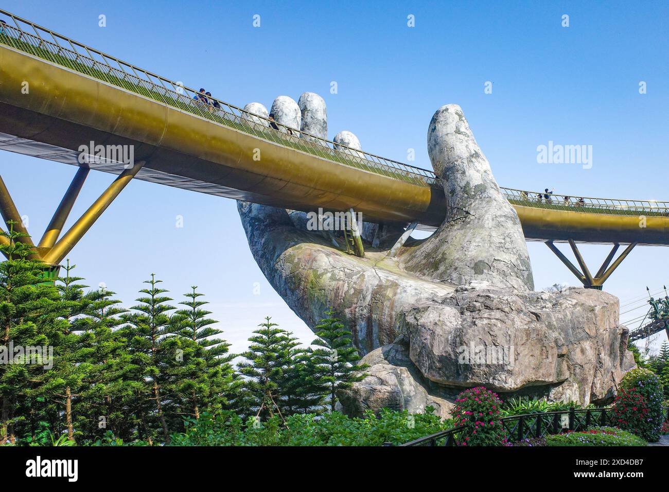 BA Na Hills, Vietnam - 7. Februar 2024: Die Golden Bridge, eine Touristenattraktion im Sunworld Resort in den Truong Son Mountains, da Nang Stockfoto