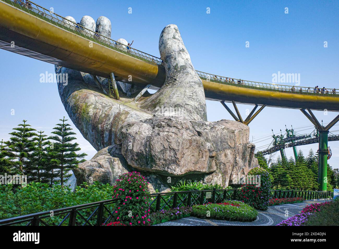BA Na Hills, Vietnam - 7. Februar 2024: Die Golden Bridge, eine Touristenattraktion im Sunworld Resort in den Truong Son Mountains, da Nang Stockfoto