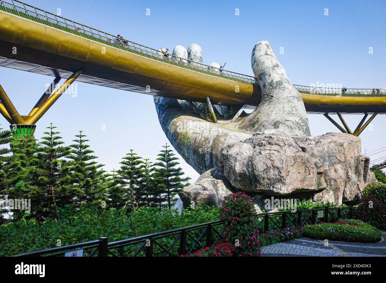 BA Na Hills, Vietnam - 7. Februar 2024: Die Golden Bridge, eine Touristenattraktion im Sunworld Resort in den Truong Son Mountains, da Nang Stockfoto