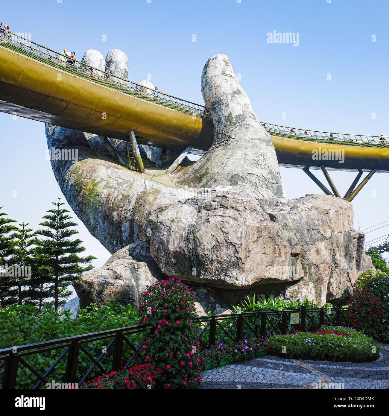 BA Na Hills, Vietnam - 7. Februar 2024: Die Golden Bridge, eine Touristenattraktion im Sunworld Resort in den Truong Son Mountains, da Nang Stockfoto