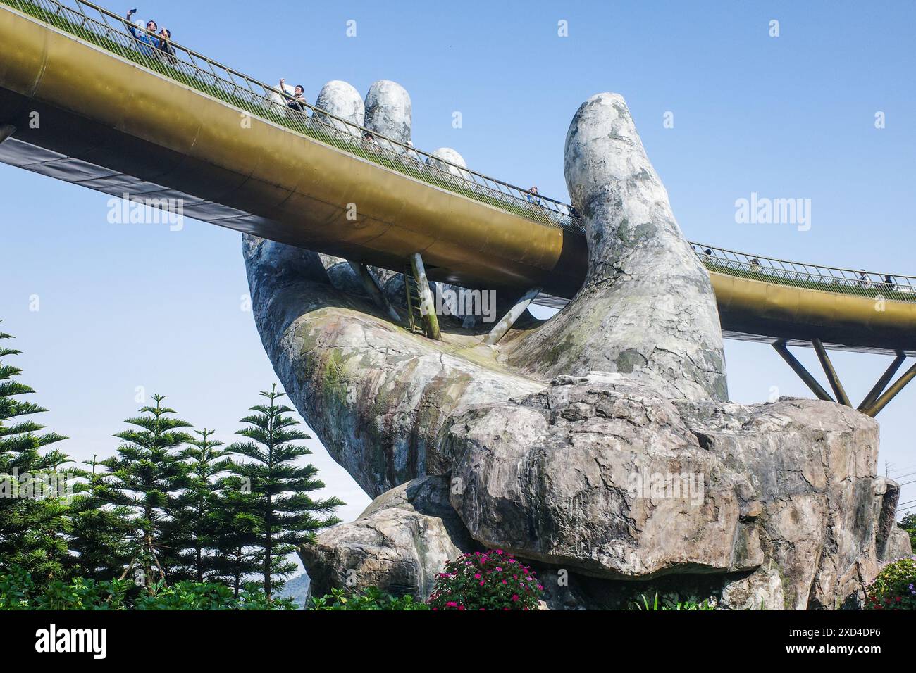 BA Na Hills, Vietnam - 7. Februar 2024: Die Golden Bridge, eine Touristenattraktion im Sunworld Resort in den Truong Son Mountains, da Nang Stockfoto