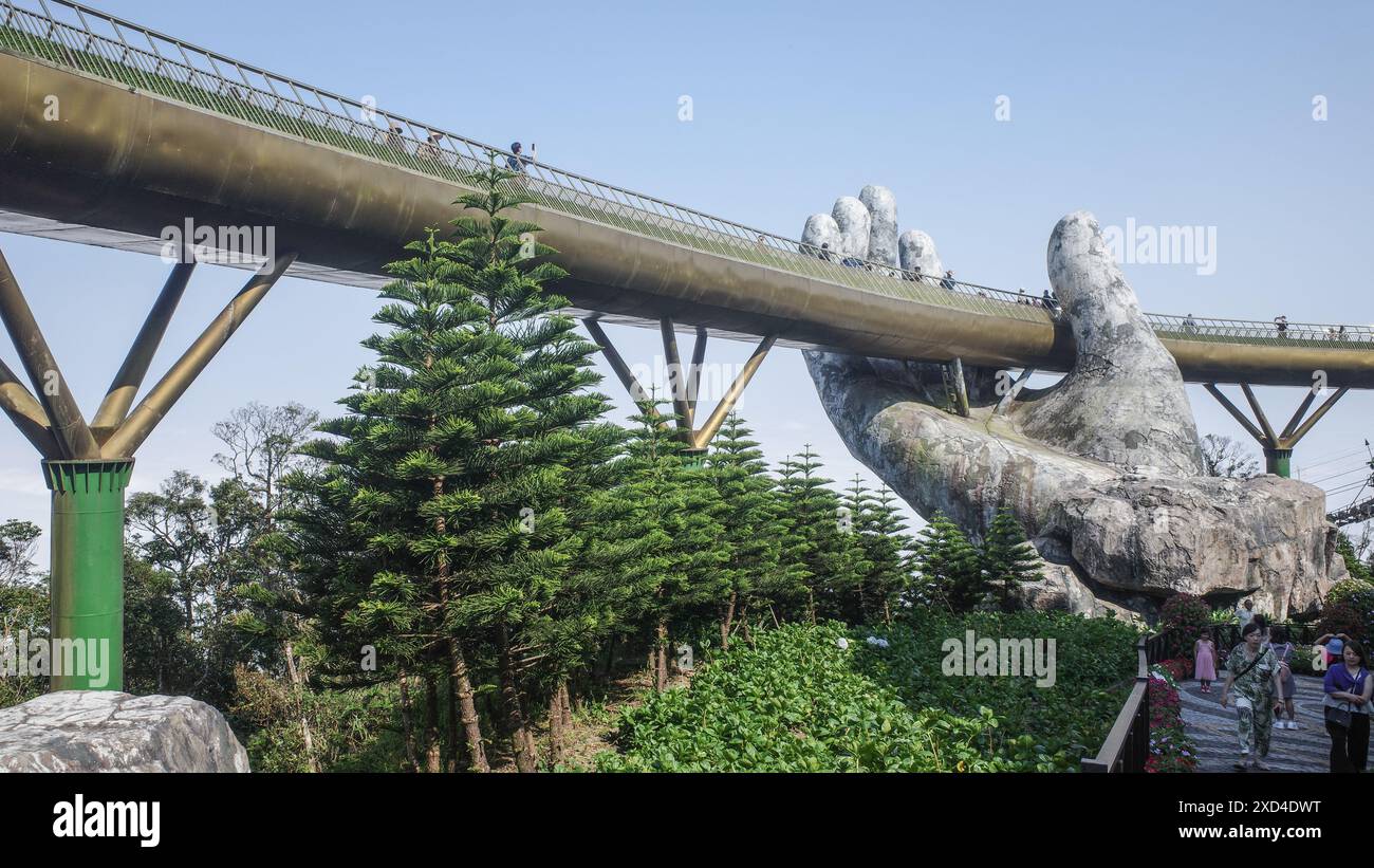 BA Na Hills, Vietnam - 7. Februar 2024: Die Golden Bridge, eine Touristenattraktion im Sunworld Resort in den Truong Son Mountains, da Nang Stockfoto