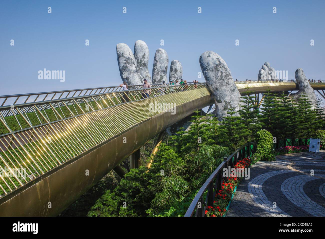 BA Na Hills, Vietnam - 7. Februar 2024: Die Golden Bridge, eine Touristenattraktion im Sunworld Resort in den Truong Son Mountains, da Nang Stockfoto