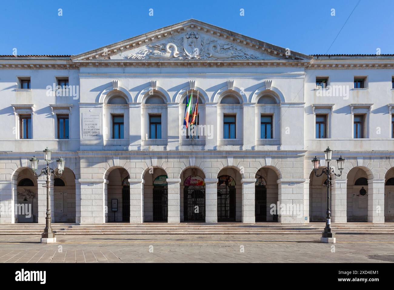 Neoklassizistische Fassade des Rathauses oder Palazzo Municioale, Chioggia, Venedig, Italien im Süden der Lagune Stockfoto