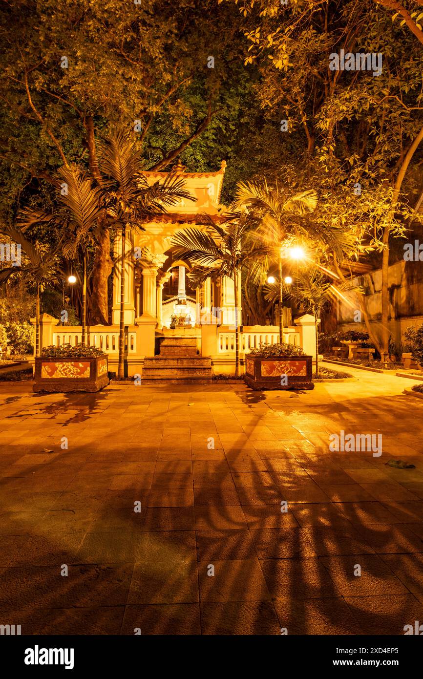 Verführerischer Nachtanblick auf King Le Thai To's Tempel, Eingang zum Schwertsee, Hanoi Altstadt, Vietnam. Entdeckung, schwer fassbar, Augen öffnend, interessant, einzigartig Stockfoto