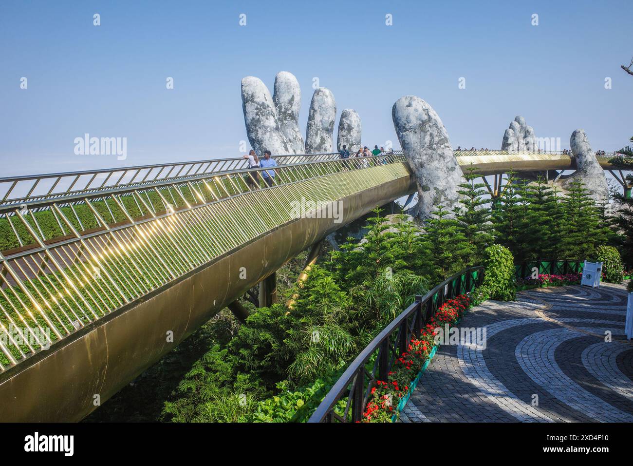 BA Na Hills, Vietnam - 7. Februar 2024: Die Golden Bridge, eine Touristenattraktion im Sunworld Resort in den Truong Son Mountains, da Nang Stockfoto