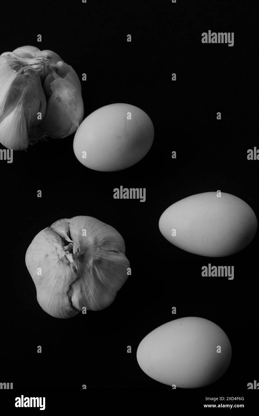 Ei- und Knoblauchfoto auf schwarzem Hintergrund Stockfoto