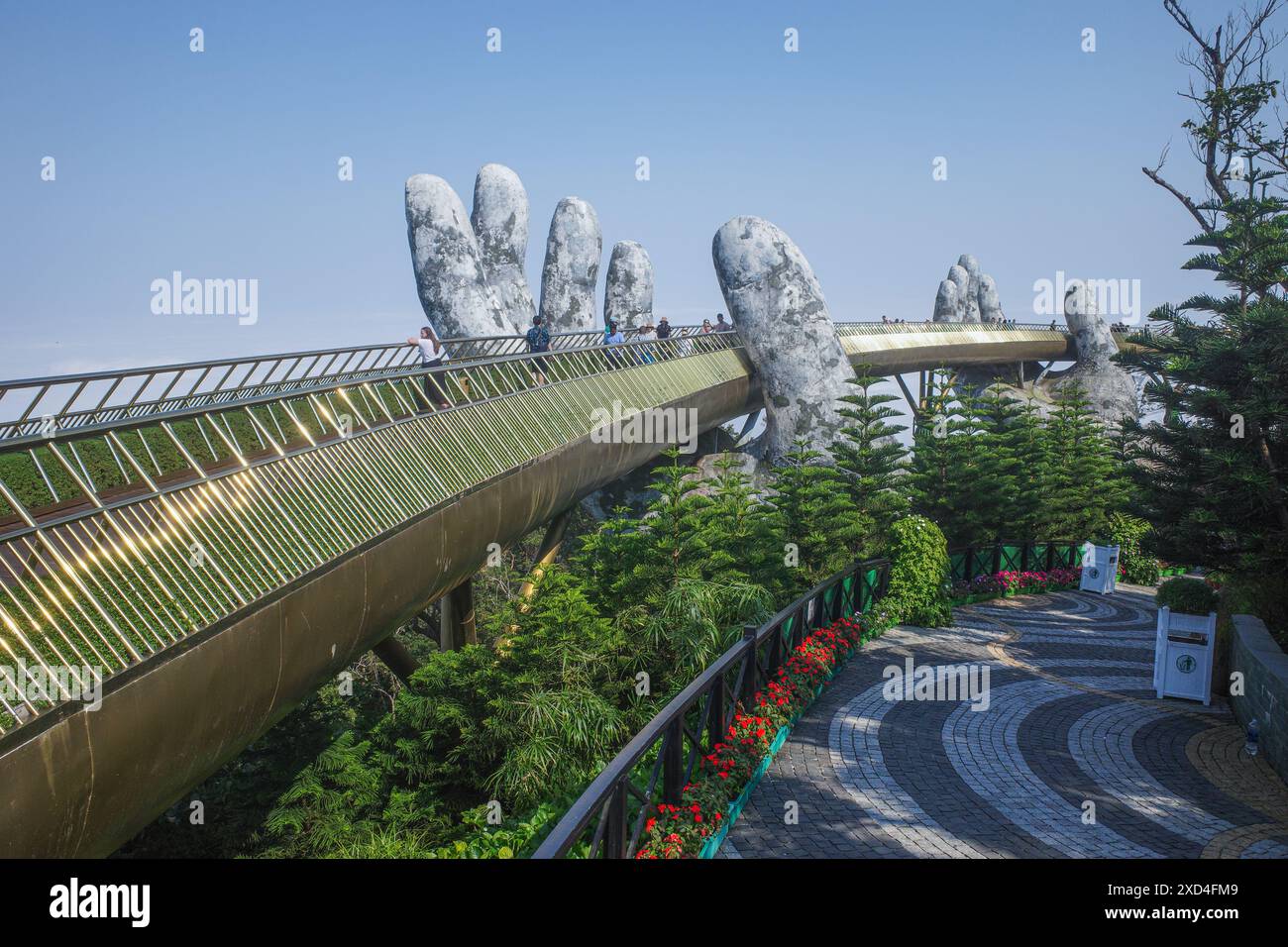 BA Na Hills, Vietnam - 7. Februar 2024: Die Golden Bridge, eine Touristenattraktion im Sunworld Resort in den Truong Son Mountains, da Nang Stockfoto