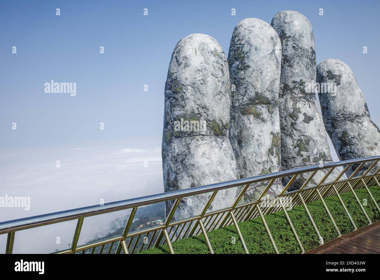 BA Na Hills, Vietnam - 7. Februar 2024: Die Golden Bridge, eine Touristenattraktion im Sunworld Resort in den Truong Son Mountains, da Nang Stockfoto