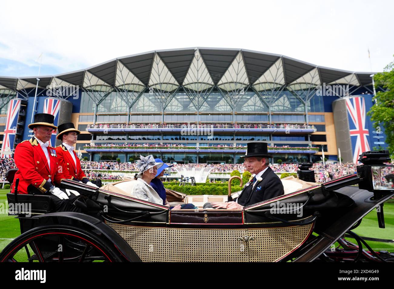 Die Prinzessin Royal, der Vizeadmiral Sir Timothy Laurence, Lady Sarah Chatto und Daniel Chatto kommen mit der Kutsche am dritten Tag von Royal Ascot auf der Ascot Racecourse in Berkshire an. Bilddatum: Donnerstag, 20. Juni 2024. Stockfoto