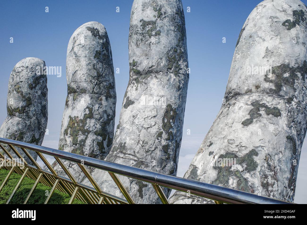 BA Na Hills, Vietnam - 7. Februar 2024: Die Golden Bridge, eine Touristenattraktion im Sunworld Resort in den Truong Son Mountains, da Nang Stockfoto