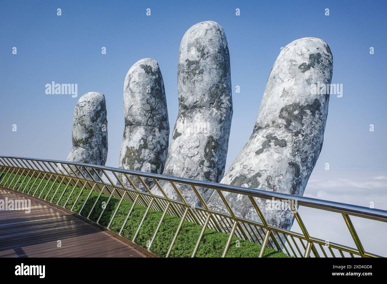BA Na Hills, Vietnam - 7. Februar 2024: Die Golden Bridge, eine Touristenattraktion im Sunworld Resort in den Truong Son Mountains, da Nang Stockfoto