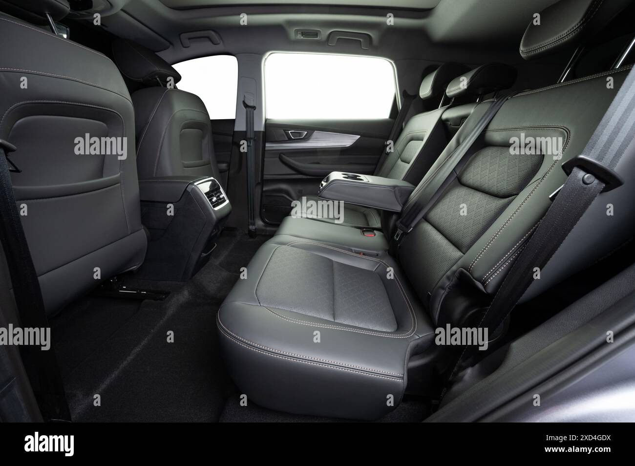 Rückensitz aus Leder mit offener Armlehne, Seitenansicht mit isolierten Fenstern Stockfoto