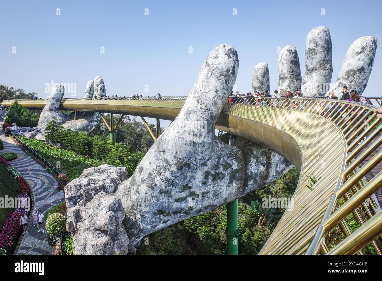 BA Na Hills, Vietnam - 7. Februar 2024: Die Golden Bridge, eine Touristenattraktion im Sunworld Resort in den Truong Son Mountains, da Nang Stockfoto