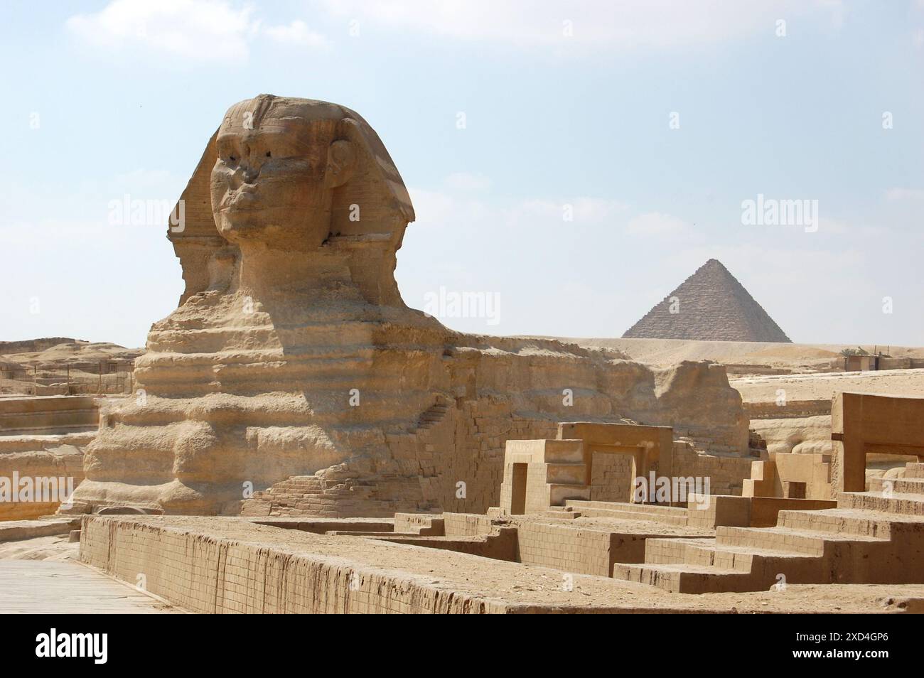 Ägypte, Le Caire, la Statue monumentale monolithique du Sphinx réalisée 2500 ans avant J. C. avec en arrière Plan la Pyramide de de Khéops. Stockfoto