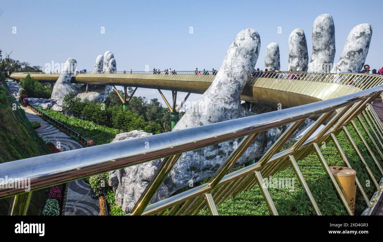 BA Na Hills, Vietnam - 7. Februar 2024: Die Golden Bridge, eine Touristenattraktion im Sunworld Resort in den Truong Son Mountains, da Nang Stockfoto