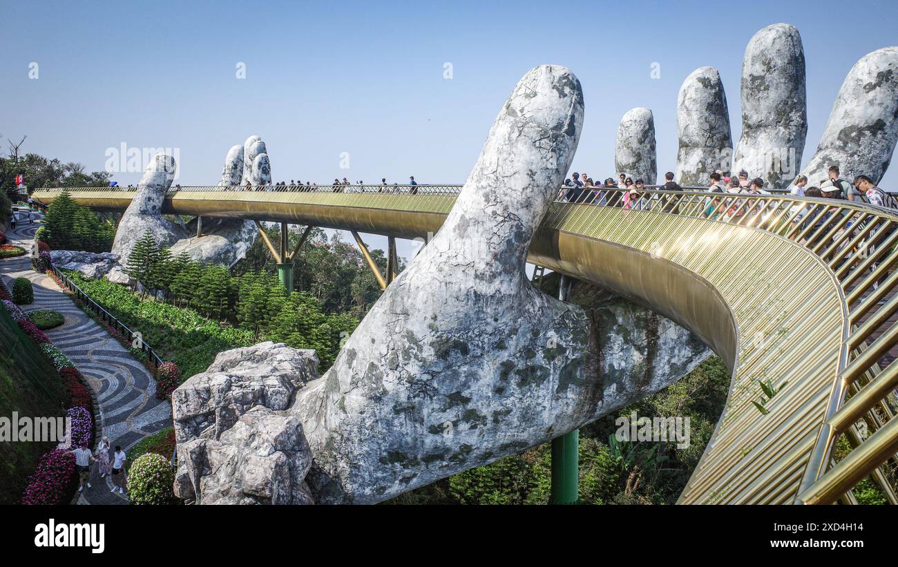 BA Na Hills, Vietnam - 7. Februar 2024: Die Golden Bridge, eine Touristenattraktion im Sunworld Resort in den Truong Son Mountains, da Nang Stockfoto