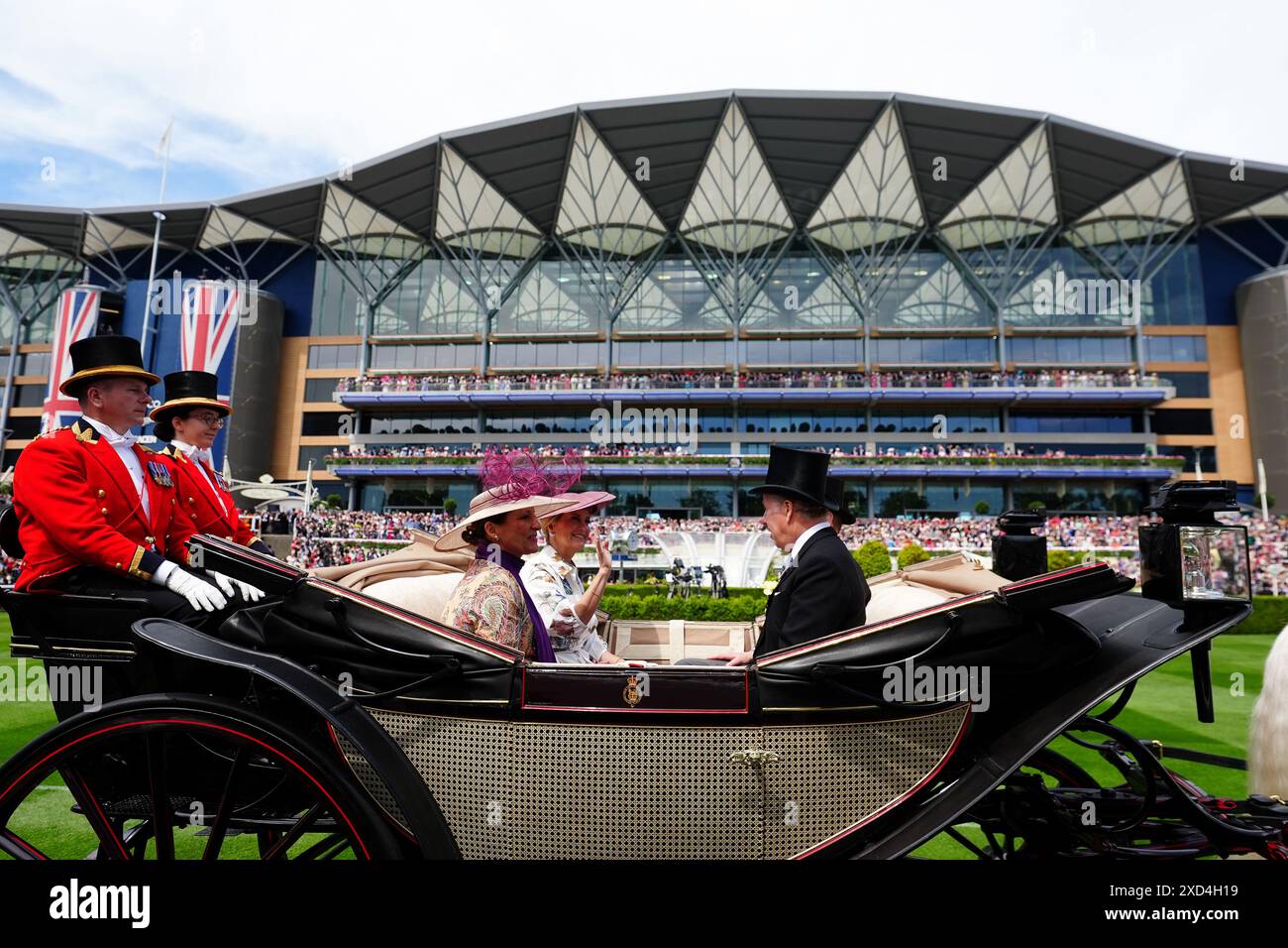 Der Herzog und die Herzogin von Edinburgh, der Earl of Snowdon und Prinzessin Zahra Aga Khan kommen mit der Kutsche am dritten Tag von Royal Ascot auf der Ascot Racecourse in Berkshire an. Bilddatum: Donnerstag, 20. Juni 2024. Stockfoto