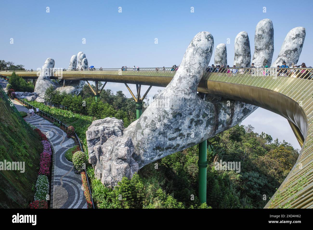 BA Na Hills, Vietnam - 7. Februar 2024: Die Golden Bridge, eine Touristenattraktion im Sunworld Resort in den Truong Son Mountains, da Nang Stockfoto
