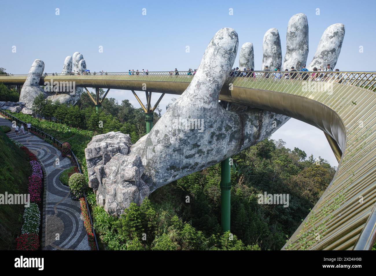 BA Na Hills, Vietnam - 7. Februar 2024: Die Golden Bridge, eine Touristenattraktion im Sunworld Resort in den Truong Son Mountains, da Nang Stockfoto
