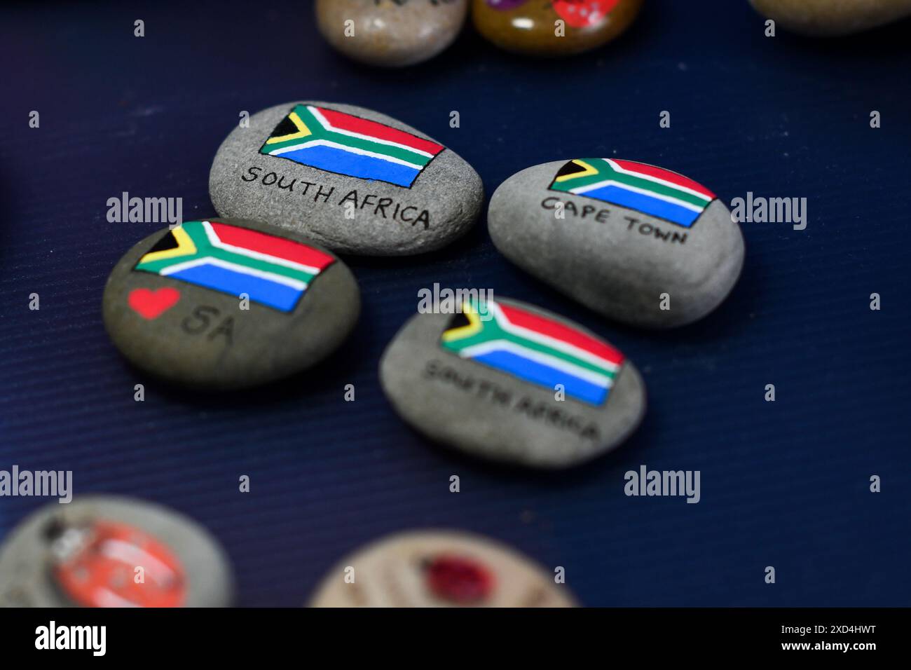 Felsen mit südafrikanischer Flagge auf blauem Hintergrund Stockfoto