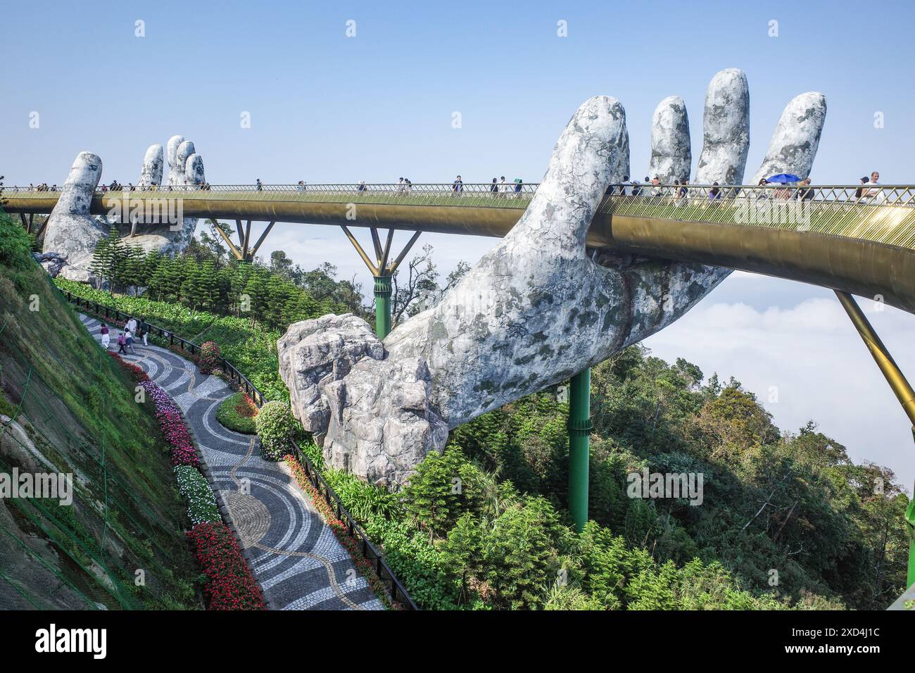 BA Na Hills, Vietnam - 7. Februar 2024: Die Golden Bridge, eine Touristenattraktion im Sunworld Resort in den Truong Son Mountains, da Nang Stockfoto