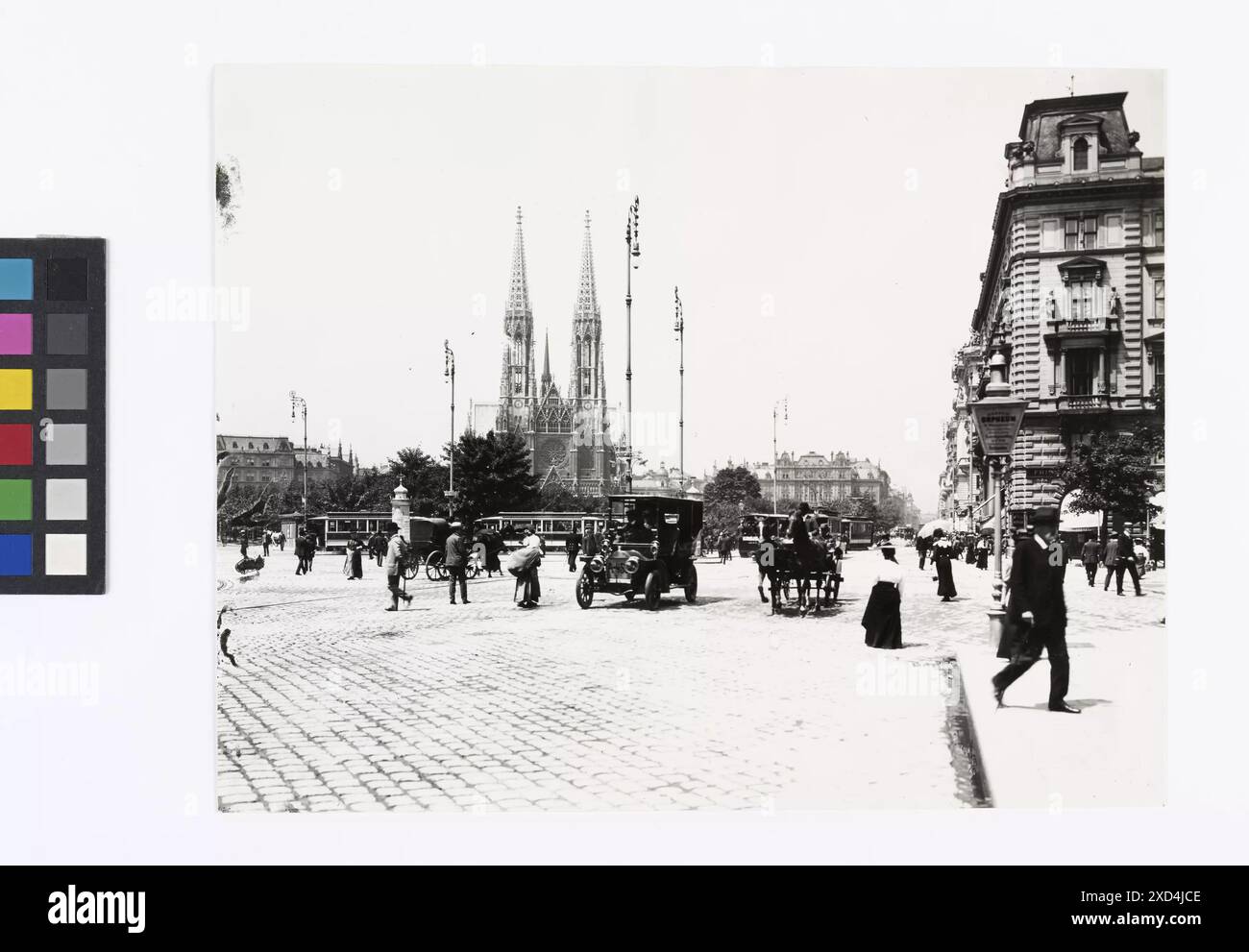 1., Schottenring / Universitätsstraße / Währinger Straße / Schottengasse (Schottenkreuzung) - Allgemein - Blick von Höhe Schottengasse über Sigmund-Freud-Park gegen Votivkirche (Reproduktion) Unbekannt, Fotograf Wien Museum, Timotheus Tomicek, Avenue, Boulevard, Promenade, Esplanade, Kirche (außen), Eisenbahn, Straßenbahn, Zahnradbahn, Straßenbeleuchtung, Pferd, vierrädriges, tierisches Zugfahrzeug, z. B.: Fahrerhaus, Kutsche, Reisebus, mit Personen, Auto, Poster-Säule, Hotel, Herberge, inn, Schottenring um 1910 (Bild) Stockfoto