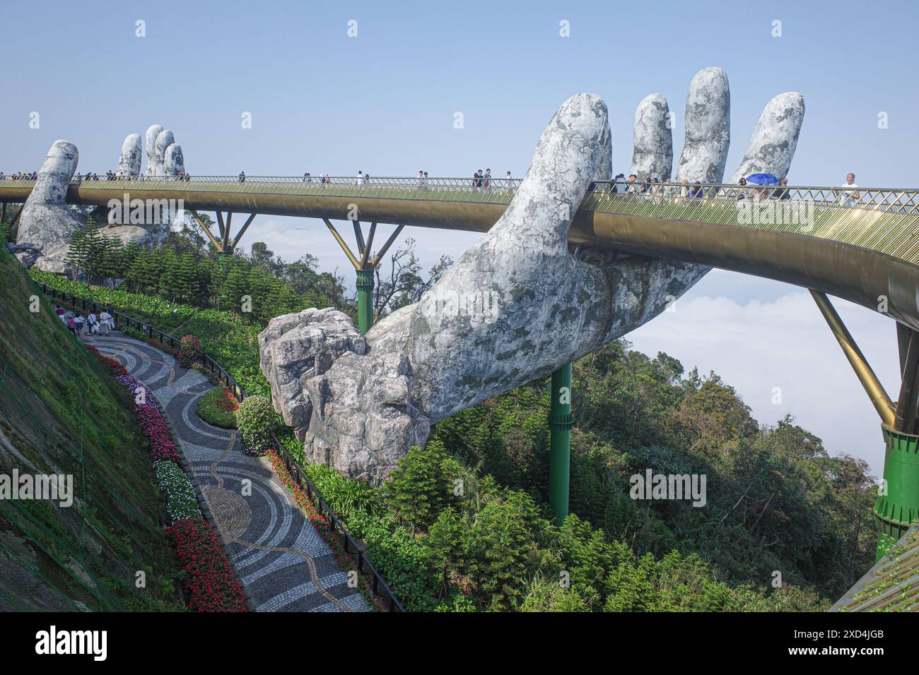BA Na Hills, Vietnam - 7. Februar 2024: Die Golden Bridge, eine Touristenattraktion im Sunworld Resort in den Truong Son Mountains, da Nang Stockfoto