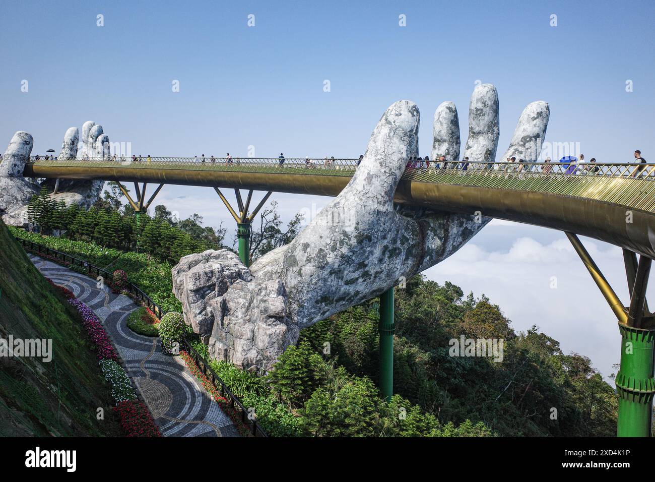 BA Na Hills, Vietnam - 7. Februar 2024: Die Golden Bridge, eine Touristenattraktion im Sunworld Resort in den Truong Son Mountains, da Nang Stockfoto