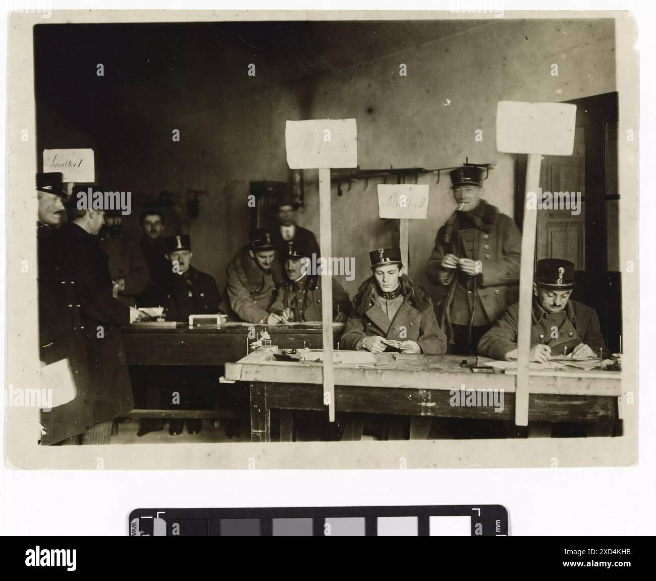 In der Stiftskaserne wurden zwischen 1918 und 1919 „Heimkehrer-Gebühren“ ausgezahlt. Richard Hauffe dokumentierte diesen Vorgang in einer Fotografie. Stockfoto