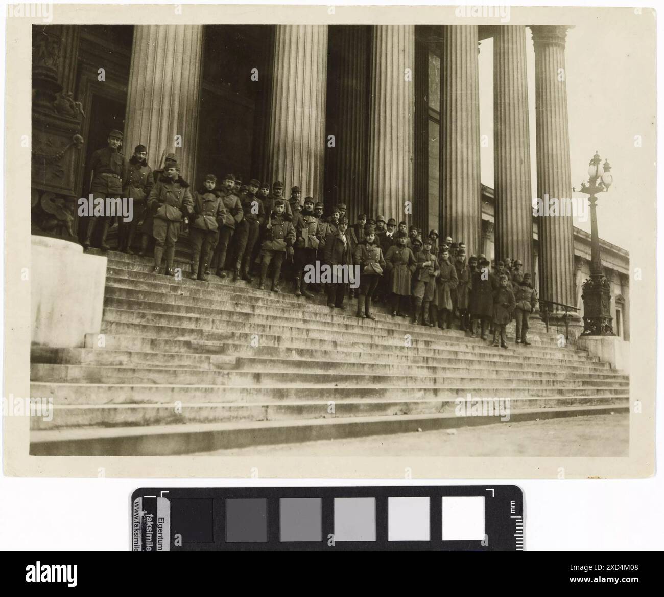 Volkswehrsoldaten stehen vor dem Parlament in Wien, aufgenommen von Richard Hauffe zwischen März und April 1919. Die Aufnahme dokumentiert die politische Atmosphäre und die Präsenz der Volkswehr in der Ersten Republik Österreich. Stockfoto