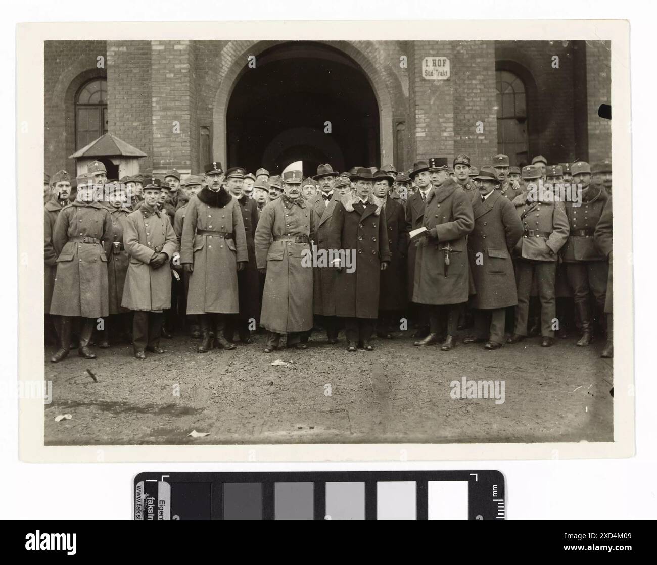 Dr. Julius Deutsch mit einer Gruppe von Soldaten bei der Gründung der Volkswehr in der Roßauer Kaserne 1918, gefangen von Richard Hauffe und Peter Kainz in Wien. Soldaten sind in Uniform in der Kaserne. Stockfoto