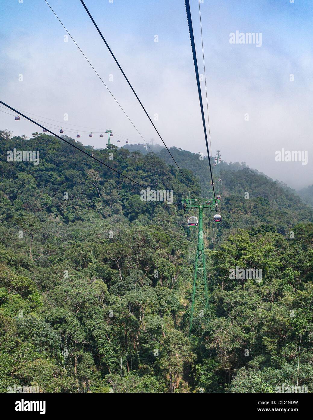 BA Na Hills, Vietnam - 7. Februar 2024: Seilbahn im Ba Na Hills Sun World Freizeitpark Resort in der Nähe von da Nang, Vietnam Stockfoto