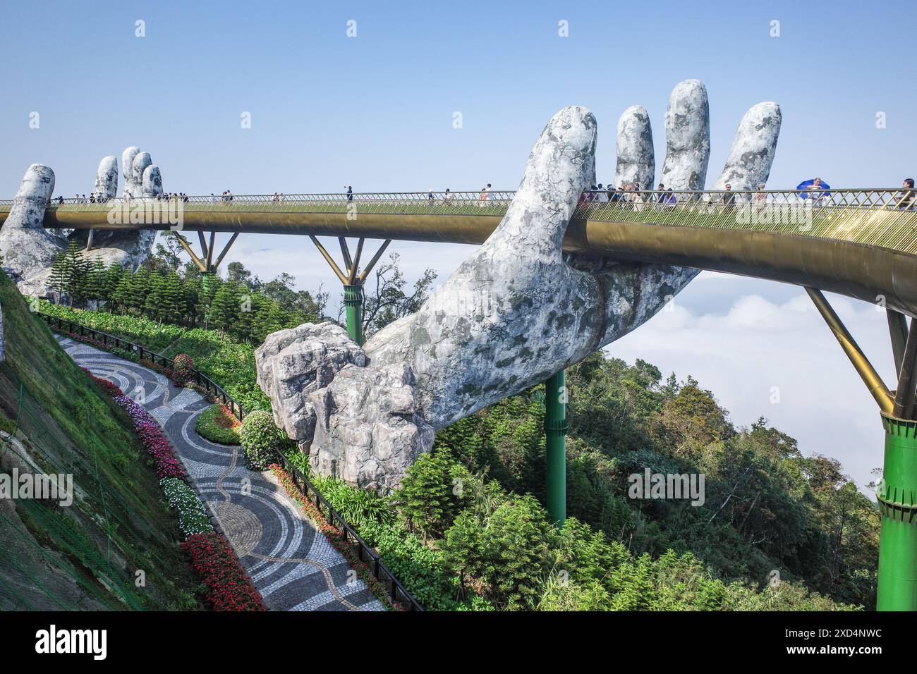 BA Na Hills, Vietnam - 7. Februar 2024: Die Golden Bridge, eine Touristenattraktion im Sunworld Resort in den Truong Son Mountains, da Nang Stockfoto