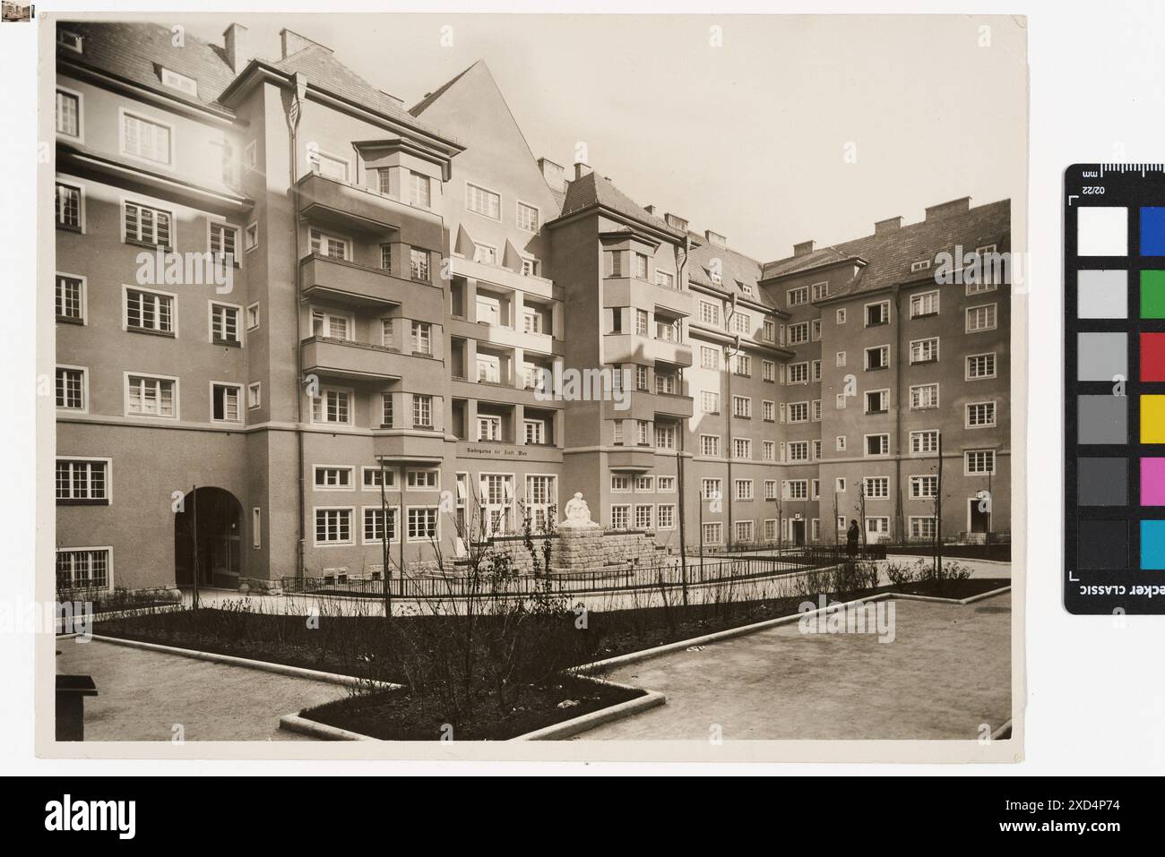 10., Troststraße 68-70 / Hardtmuthgasse 77-81 / Herzgasse 86-90 / Neilreichgasse 63-71 - Pernerstorferhof - Innenhof mit Brunnen Carl (Karl) Zapletal (1876–1941), Fotograf-Timtom, Innenhoffassade, Wohnhaus um 1935 Stockfoto