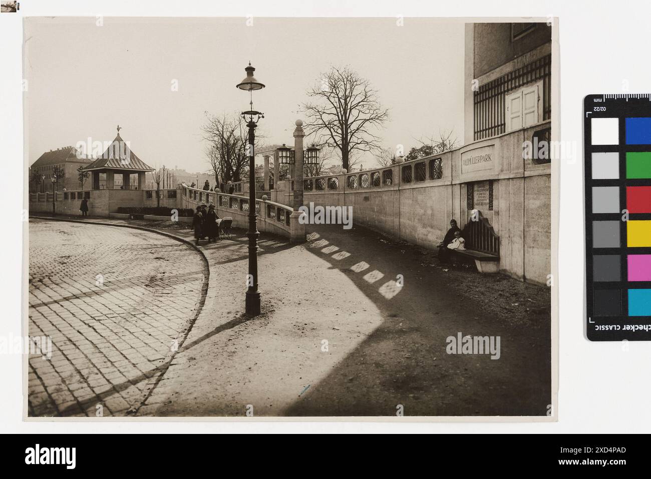 10., Waldmüllerpark - Eingang mit Gedenktafel Carl (Karl) Zapletal (1876–1941), Fotograf Timtom, Passant posierend, mit Menschen, Waldmüllerpark um 1930 Stockfoto