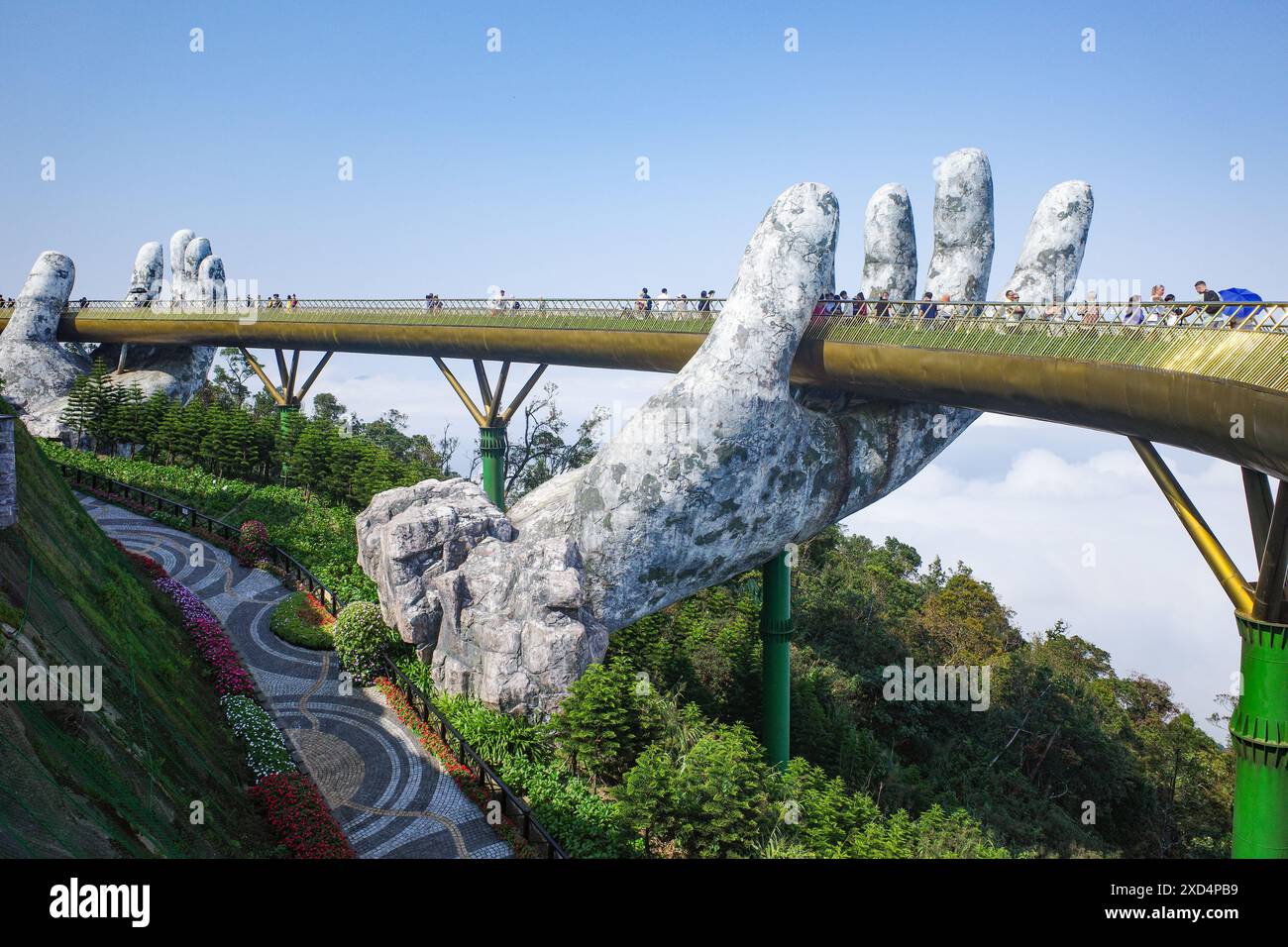 BA Na Hills, Vietnam - 7. Februar 2024: Die Golden Bridge, eine Touristenattraktion im Sunworld Resort in den Truong Son Mountains, da Nang Stockfoto