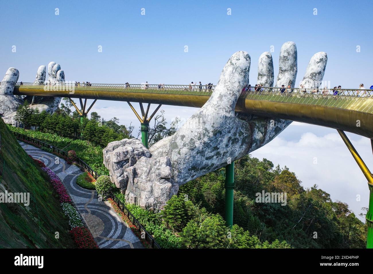 BA Na Hills, Vietnam - 7. Februar 2024: Die Golden Bridge, eine Touristenattraktion im Sunworld Resort in den Truong Son Mountains, da Nang Stockfoto