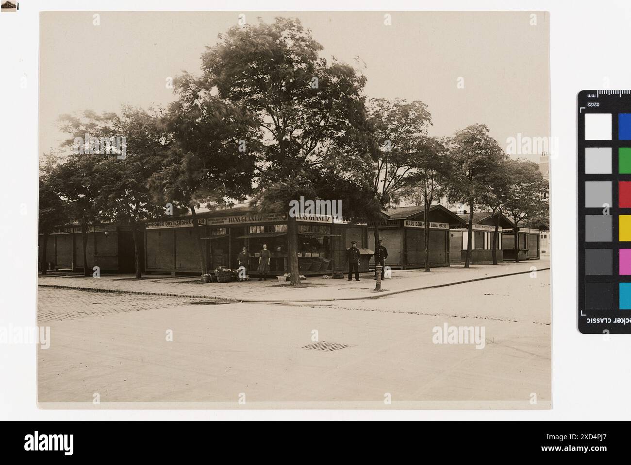 10., Viktor-Adler-Platz (ehem. Eugenplatz) - Viktor-Adler-Markt Carl (Karl) Zapletal (1876–1941), Fotograf Timtom, Schild, Passant posierend, Viktor-Adler-Platz um 1925 Stockfoto