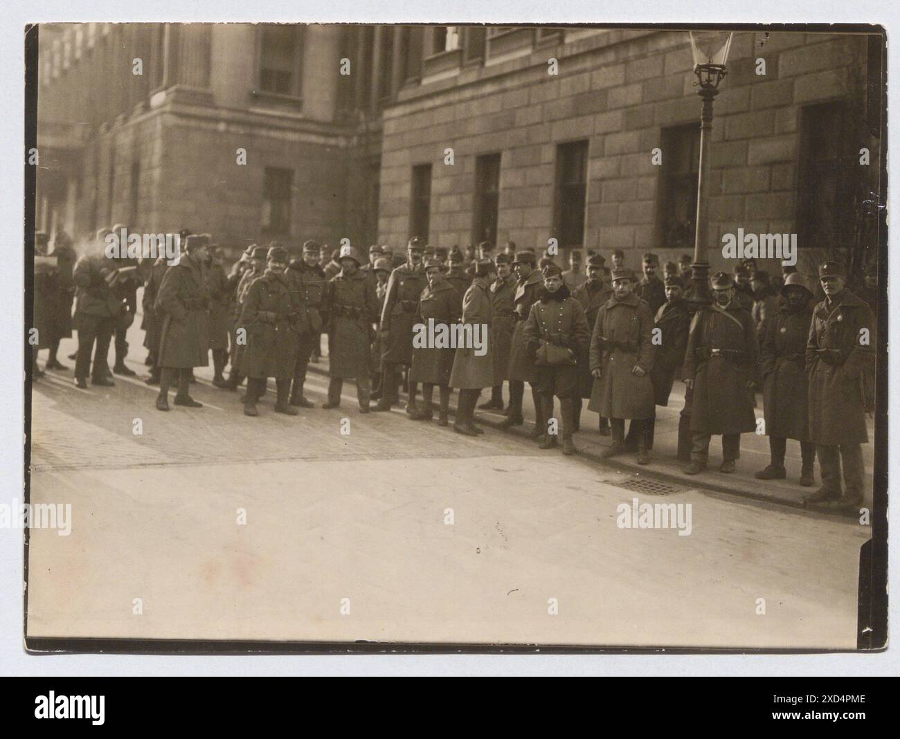 Volkswehrsoldaten stehen vor dem Parlament in Wien, aufgenommen von Richard Hauffe zwischen März und April 1919. Die Aufnahme dokumentiert die politische Atmosphäre und die Präsenz der Volkswehr in der Ersten Republik Österreich. Stockfoto