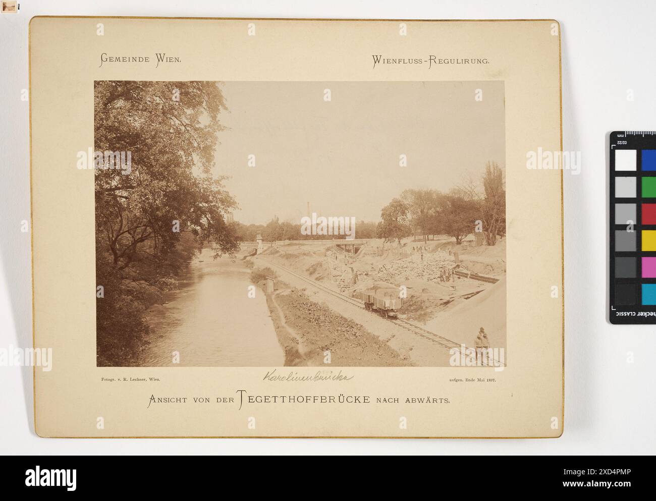 Wienflussregulierung 1894 - 1900, Ansicht von der Tegetthoffbrücke nach abwärts, Ende Mai 1897 Verlag bzw. k. u. k. Universitätsbuchhandlung R. Lechner (Wilh. Müller), Fotograf Timtom, Kanäle, Gewässer (in Stadt) 1897 Stockfoto