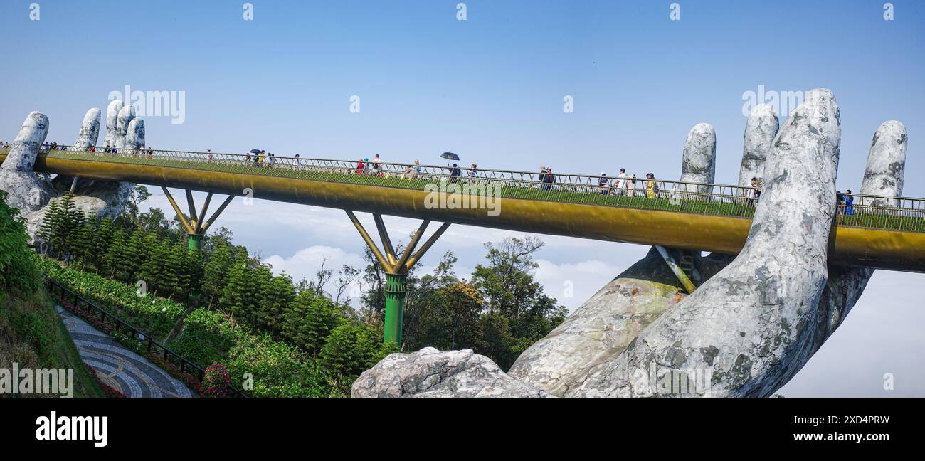 BA Na Hills, Vietnam - 7. Februar 2024: Die Golden Bridge, eine Touristenattraktion im Sunworld Resort in den Truong Son Mountains, da Nang Stockfoto